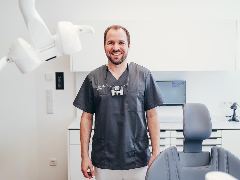 Porträtfoto von Dr. Hari Petsos in einem Behandlungsraum seiner Praxis Petsos&Zahn